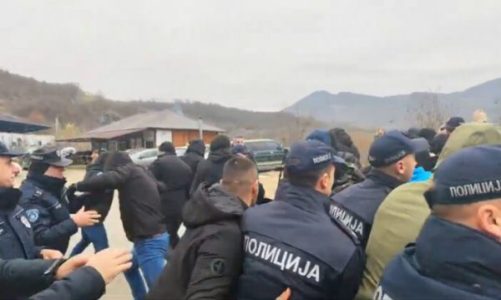 pamje te reja te protestes se ekstremisteve serbe ne jarinje edhe tifozet e zvezdes perleshje me policine