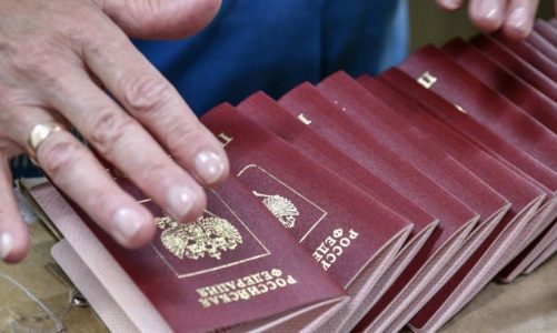 rel rreth 300 mije ukrainas jane pajisur me pasaporta ruse