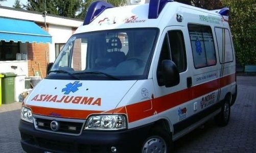 Plagosen me thikë gjatë një konflikti, përfundojnë në spital dy 20-vjeçarë në Tiranë