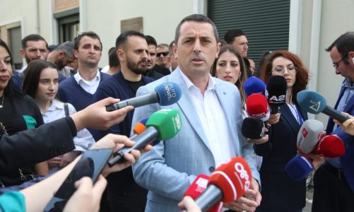 “Po ngremë zërin se i shërben gjithë Shqipërisë”, nuk pranon rezultatin, kandidati i “BF” në Kamëz dhe Forumi Rinor protestë para KQZ-së: Kemi prova dhe pamje filmike
