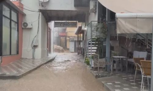Reshjet e shiut paralizojnë lëvizjen e qytetarëve dhe të automjeteve në Lezhë, bllokohen rrugët në disa lagje (VIDEO)
