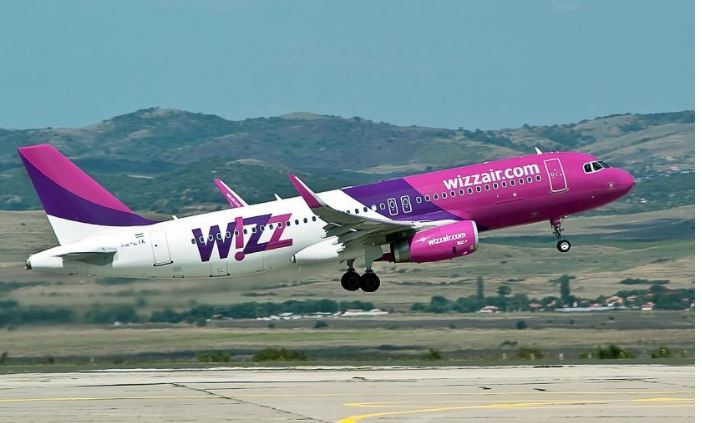 wizz air har problemer igjen, det dårlige været tillater den ikke å lande i rinas etter 2 timer i luften, passasjerene returnerer til brindisi