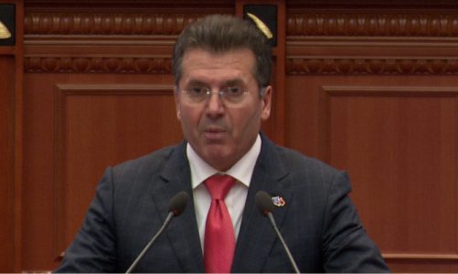 “Dashuria për udhëheqësin do të na lerë pa shqiptarë”, Mediu thirrje opozitës: E djathta s’është pazar. Vendi është kthyer në Republikë Kryeministrore