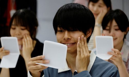 Japonezët heqin maskat mbrojtëse dhe ndjekin kurse për të rikthyer buzëqeshjen