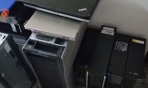 kompjutere laptope dhoma serverash ja cfare gjeti policia brenda kampit te muxhahedineve ne manze