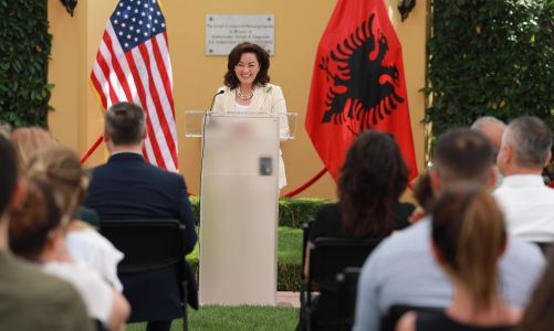 Përfundoi detyrën në Tiranë, stafi i ambasadës i jep lamtumirën ambasadores Kim, ja dhuratat e veçanta për diplomaten amerikane nga Shqipëria