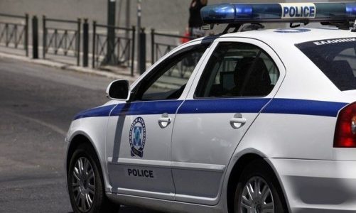 Shiste drogë jashtë shkollave në Greqi, prangoset 66-vjeçarja shqiptare. Ja çfarë iu gjet në banesë