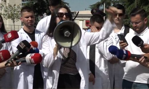 “Anuloni projektligjin!”, studentët e mjekësisë paralajmërojnë: Bojkot të vitit akademik! Ministrja Kushi të dorëhiqet!