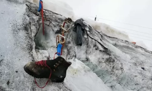 shkrihet akullnaja ne zvicer zbulohen mbetje njerezore te alpinistit te zhdukur qe nga 1986