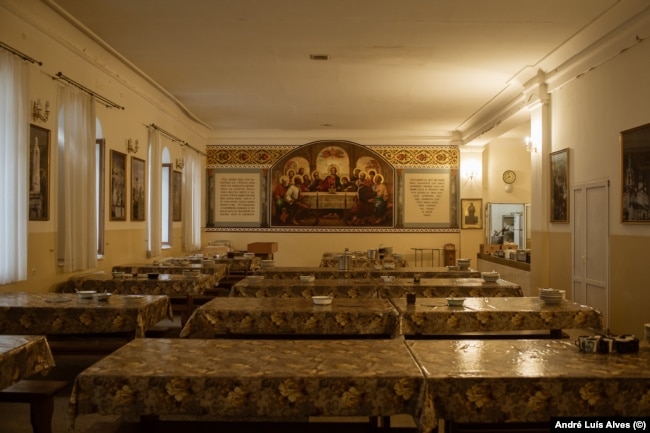 Gjatë luftimeve, manastiri strehoi disa qindra refugjatë nga rajoni