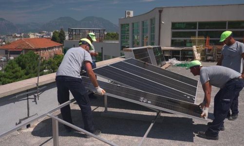 Bashkia e Tiranës vijon vendosjen e impianteve fotovoltaike nëpër shkolla, Veliaj: Rrisim pavarësinë energjetike të shkollave