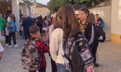 Bie numri i nxënësve në qarkun e Korçës, 6 klasa të para më pak, mbyllet një shkollë. Pakësohen dhe në gjimnaze