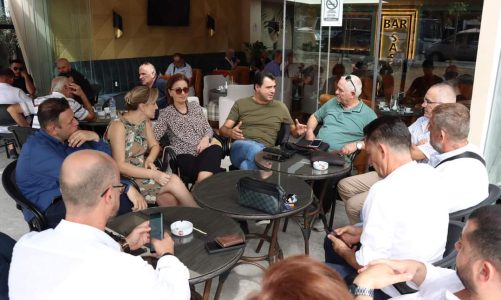 “Ekonomia sot vuan mungesën e garës”, Basha me qytetarët në Durrës: Janë lënë në harresë nga politika e zhurmës, që vërtitet rreth halleve për karrige