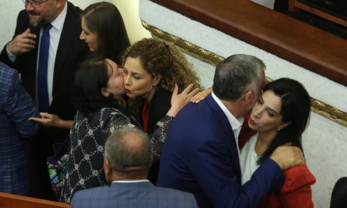 FOTO/ Përqafime e urime, ja reagimet e deputetëve socialistë pas miratimit te ndryshimeve në qeveri
