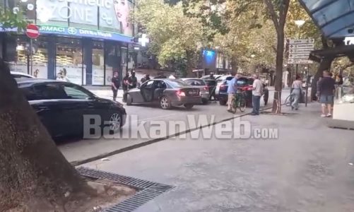 “Hape derën”/ Arrestohet një person i shpallur në kërkim në Tiranë, momenti kur rrethohet nga policia, shihni pamjet