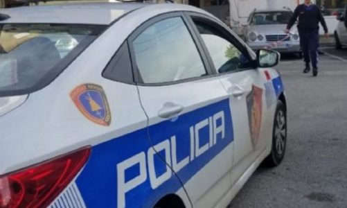 Merr flakë në ecje një makinë në Vlorë, raportohet për dëme materiale