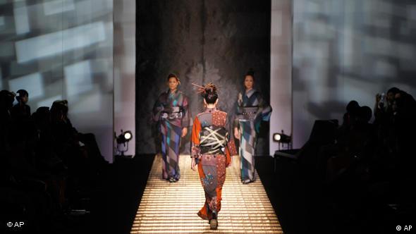 Veshjet e frymëzuara nga kimonot japoneze janë të padëshiruara për autoritetet kineze