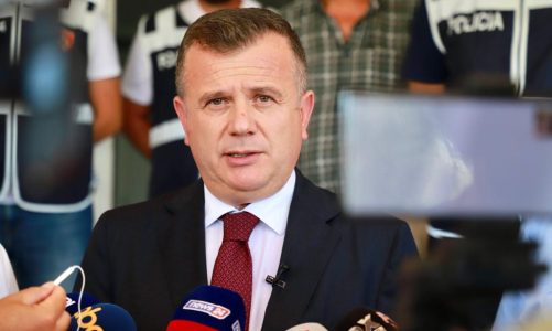 Operacioni në Vlorë, ministri Balla përgëzon policinë: Kam besim se do të bëjë detyrën edhe në zbardhjen e ngjarjeve të tjera kriminale të reja dhe më të vjetra 