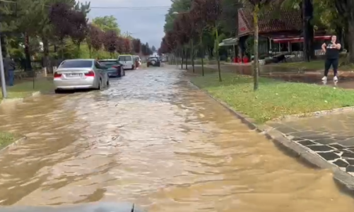 Shi e breshër në Korçë, rrugët e qytetit përmbyten nga uji, ja situata