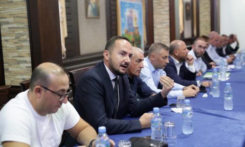 Zbardhen diskutimet në takimin Berisha-Bardhi/ “S’mund të kamuflohen si opozitarë”, Salianji i prerë: Kush voton pro qeverisë, të përjashtohet nga grupi i PD