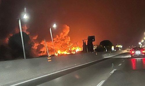 Zjarr i madh në një fabrikë bojërash në autostradën Tiranë-Durrës, Ministria e Brendshme apel qytetarëve: Shmangni kalimin në këtë aks (VIDEO)