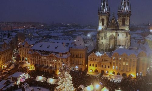 Praga përgatitet për festat e fundvitit, pema e stolisur emocionon qytetarët