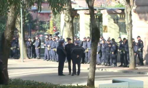 video protesta e opozites policia behet gardh para kryesise se kuvendit