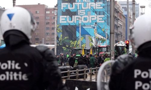 επεισόδια, αγρότες προσγειώνονται στο κέντρο των Βρυξελλών, στήνουν οδοφράγματα με βιολογική κοπριά, η αστυνομία απαντά στους διαδηλωτές με νερό