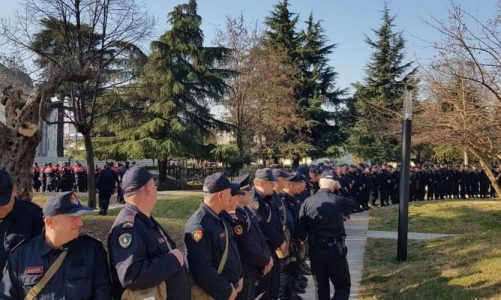neser protesta e opozites fnsh renea shqiponjat dhe garda ne gatishmeri zbulohen masat e policise ja rruget e bllokuara