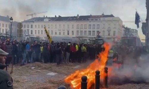 trazira jashte parlamentit evropian ne bruksel fermeret djegin goma dhe gjuajne me veze e gure drejt selise