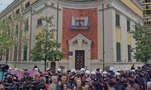 “5D”/ Tubimi para bashkisë së Tiranës, protestuesit hedhin mollë dhe bojë të zezë në drejtim të godinës