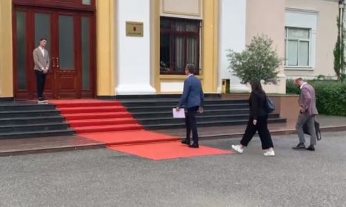 Ambasadori i BE në Shqipëri, Silvio Gonzato mbërrin në ambientet e Kuvendit