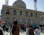 Die Gläubigen waren mitten im Gebet, einige bewaffnete Menschen schießen mit Waffen in einer Moschee in Afghanistan, so viele Opfer gab es