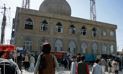 Besimtarët ishin në mesin e lutjeve, disa persona të armatosur qëllojnë me armë brenda një xhamie në Afganistan. Ja sa është numri i viktimave