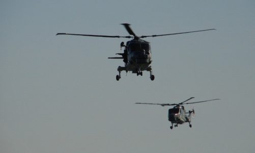 Dy helikopterë të marinës japoneze me 8 anëtarë të ekuipazhit besohet se janë rrëzuar në Paqësor