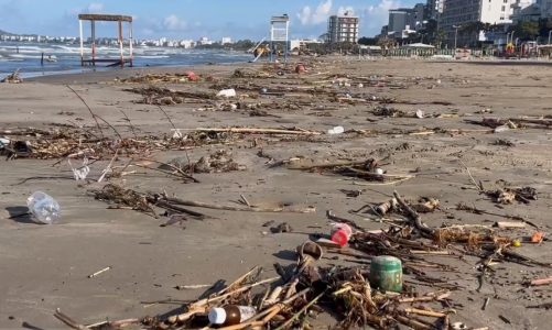 Erë e fortë nxjerr mbetje nga Adriatiku, mbushet me mbeturina bregdeti i Durrësit