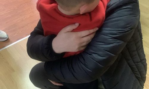 FOTO- Momenti kur 3-vjeçari ribashkohet me nënën e tij në Durrës