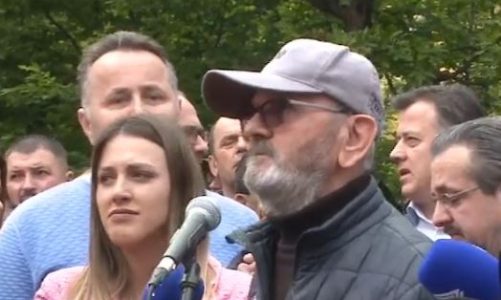 “Fshati digjet, ku**a krihet”, aktori Mehdi Malkaj ‘shpërthen’ para Bashkisë, thirrje protestuesve: E zhdukën Dajtin, rroftë Teatri!