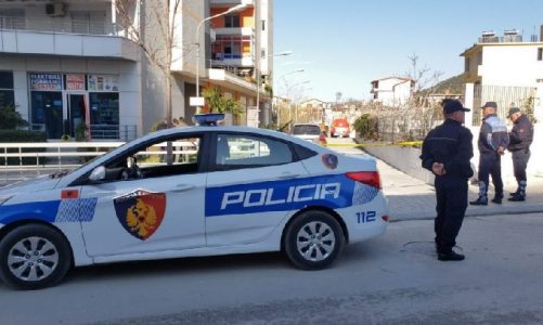 Lëvizte me pistoletë në automjet, arrestohet i riu në Vlorë (EMRI)