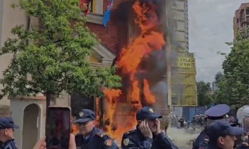 VIDEO/ Përshkallëzohen tensionet, protestuesit hedhin molotov, zjarr te Bashkia e Tiranës