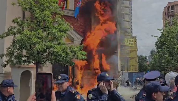video pershkallezohen tensionet protestuesit hedhin molotov zjarr te bashkia e tiranes