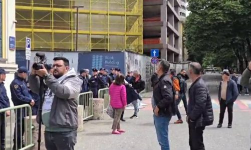Videolajm/Protesta e opozitës, qytetari qëllon me vezë në drejtim të bashkisë